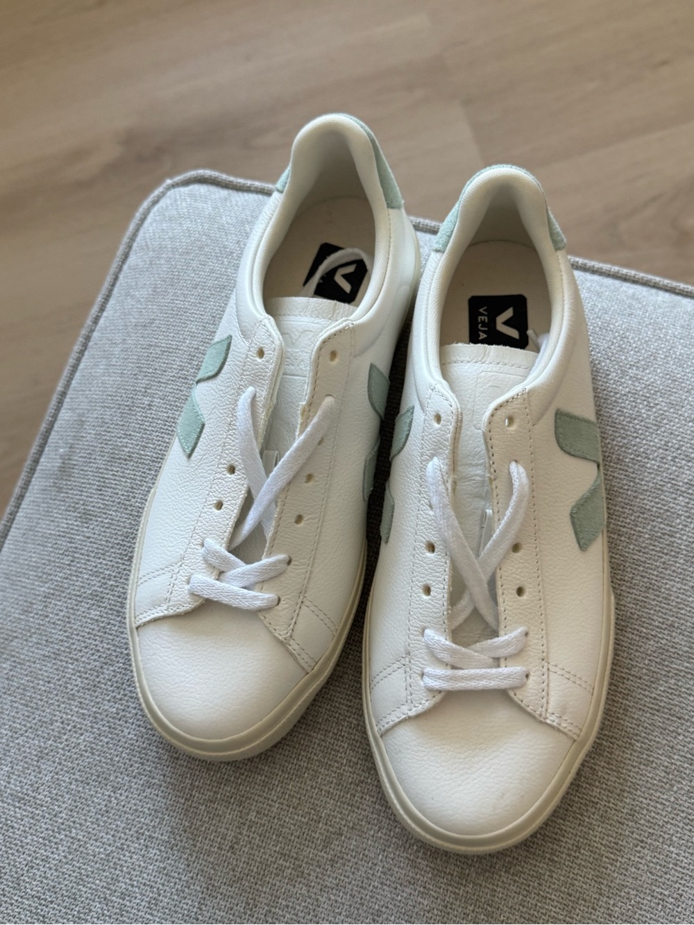 Veja Sneakers - Picture 4 of 6